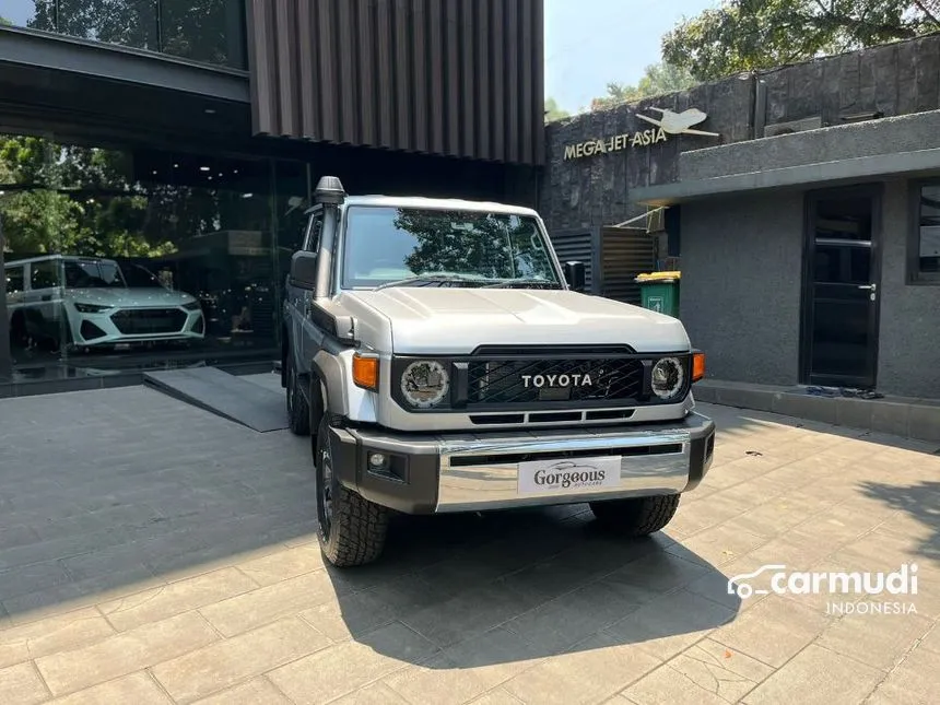 Jual Mobil Toyota Land Cruiser 2024 70 LX 2.8 di DKI Jakarta Automatic SUV Silver Rp 2.250.000.000