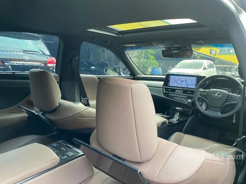 2022 Lexus ES 300h Ultra Luxury Sedan