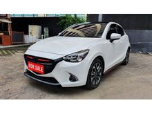 2017 Mazda 2 1.5 R Hatchback putih matic siap pakai