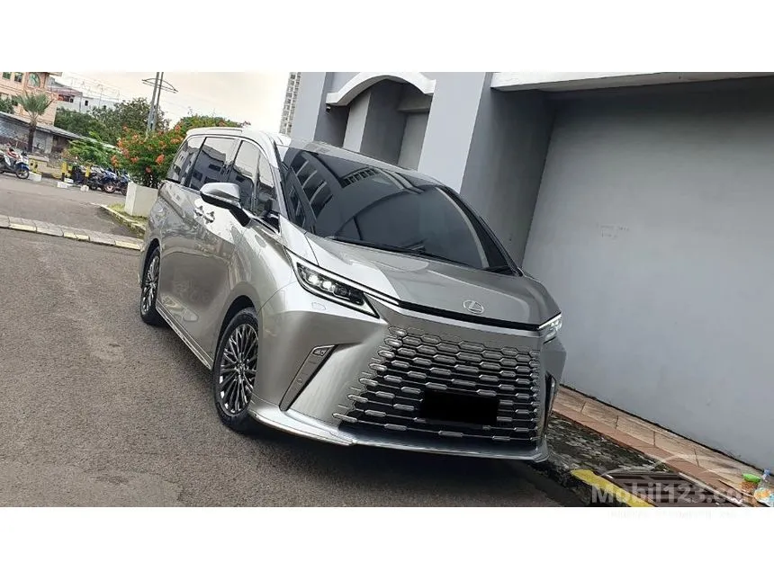 2025 Lexus LM 350h 4 Seater MPV