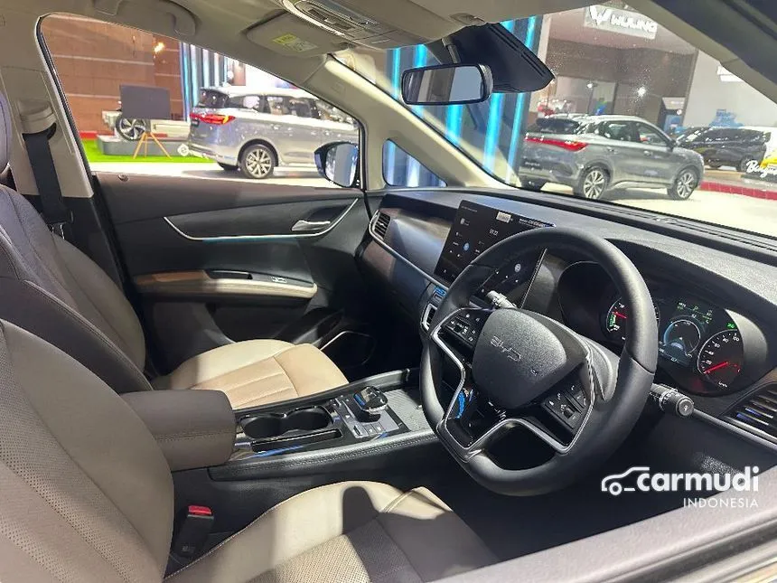 2026 BYD M6 Superior Captain 6-seater MPV