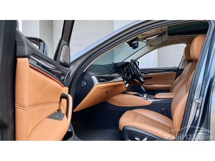 2018 BMW 530i Luxury Sedan