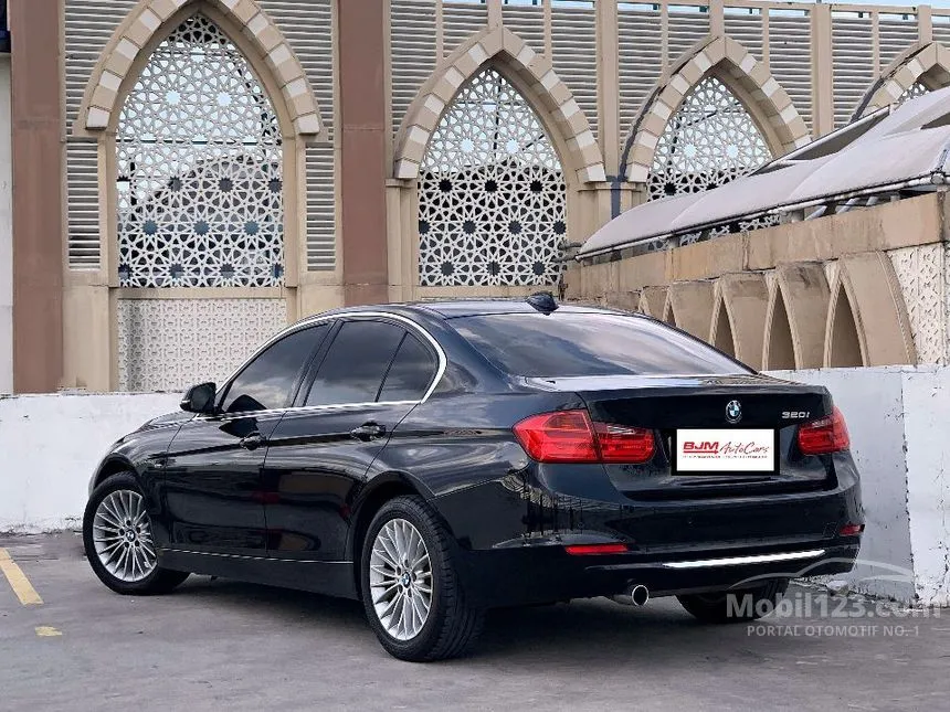 2013 BMW 320i Luxury Sedan