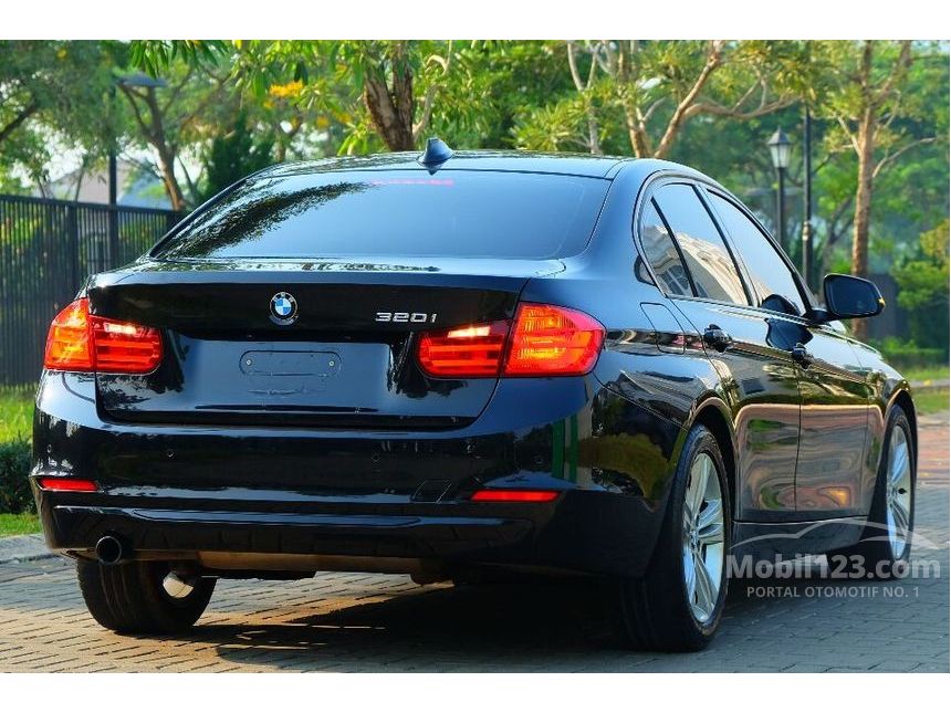 320i mobil123