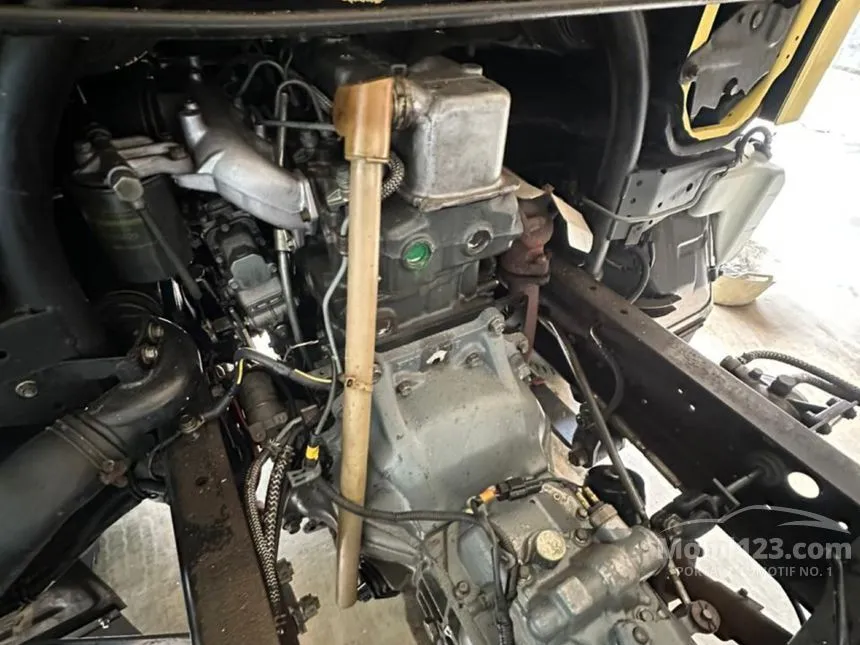 2005 Mitsubishi Colt Diesel FE304 Truck