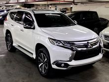 Mitsubishi Pajero Sport Dakar low km black piano interior