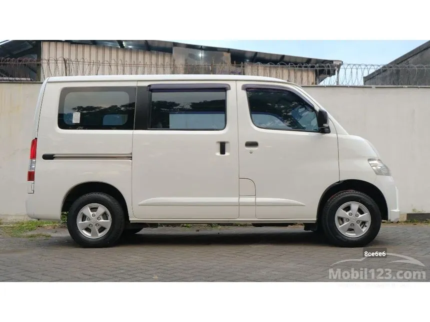 2022 Daihatsu Gran Max Mini Bus D Van