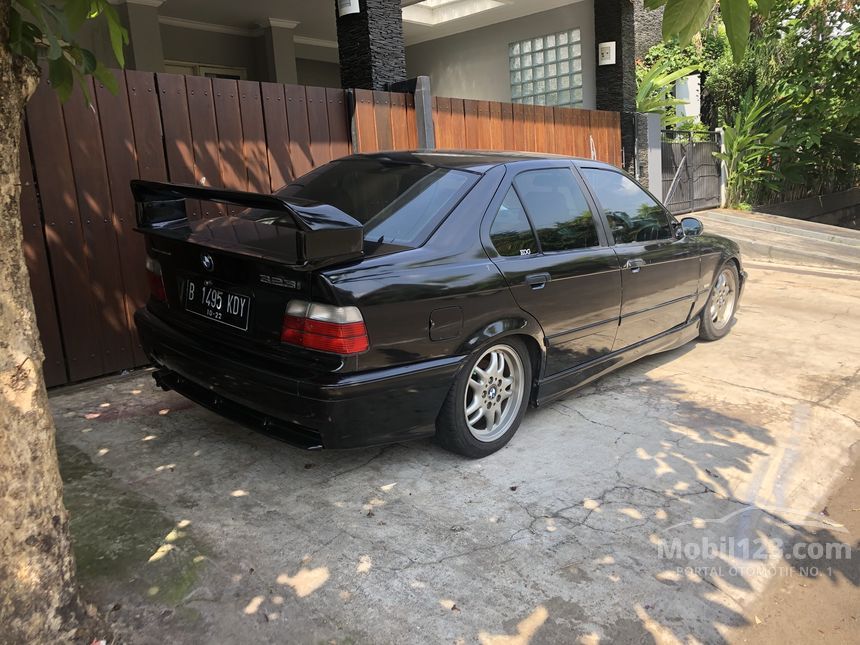 1995 BMW 323i Sedan