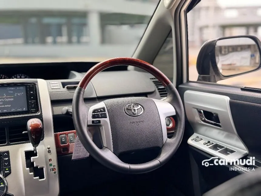 2015 Toyota NAV1 V Limited MPV
