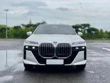 2024 BMW 735i 3.0 M Sport Sedan White on Black (Faktur 2025) ODO LOW Pajak Hidup (TERMURAH)