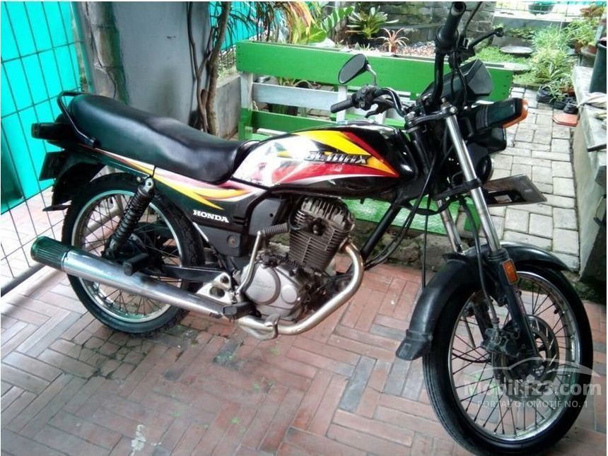 Jual Motor  Honda  GL 2004 0 1 di Jawa  Timur  Manual Hitam Rp 