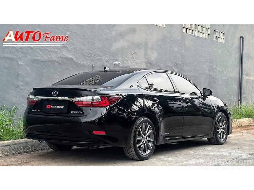2017 Lexus ES 300h V6 Sedan