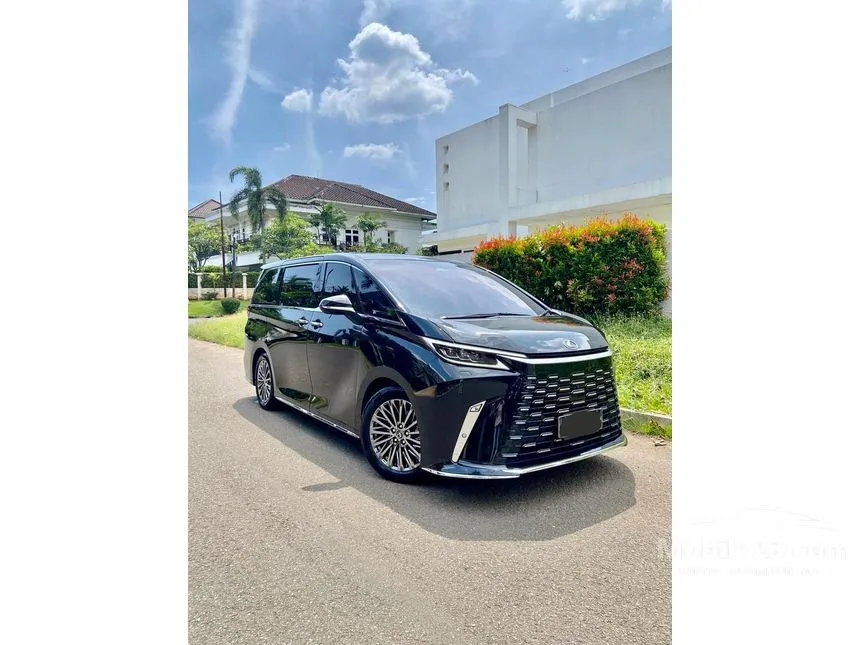 2023 Lexus LM 350h 7 Seater MPV