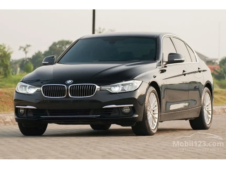 2018 BMW 320i Luxury Sedan