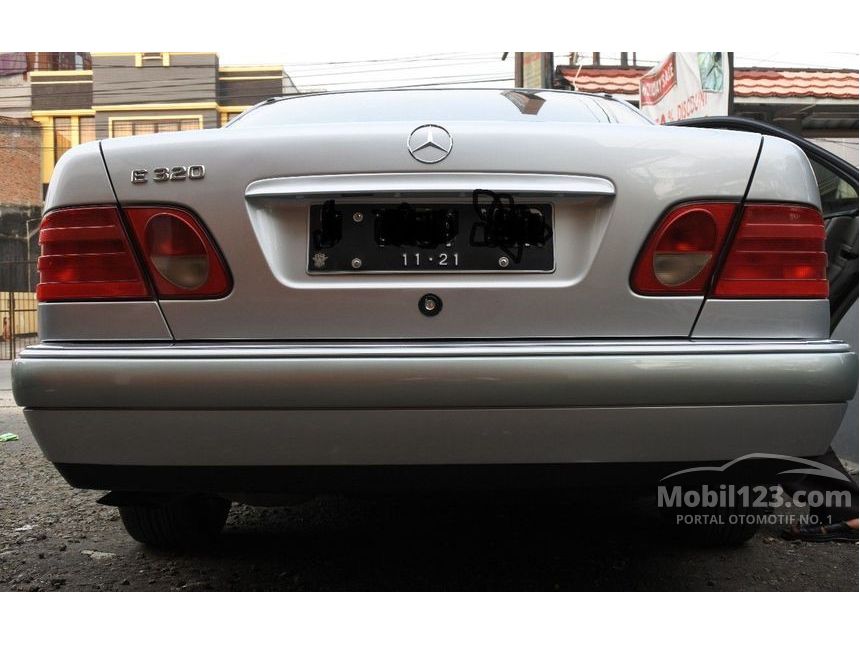 1999 Mercedes-Benz E320 Elegance Sedan
