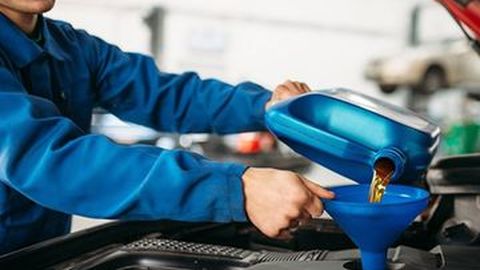 Kenali Ciri-ciri Oli Mesin Mobil Harus Diganti