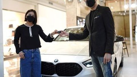 Beli BMW Seri 2, Ini Gaya Greysia Polii Saat Serah-Terima Kunci