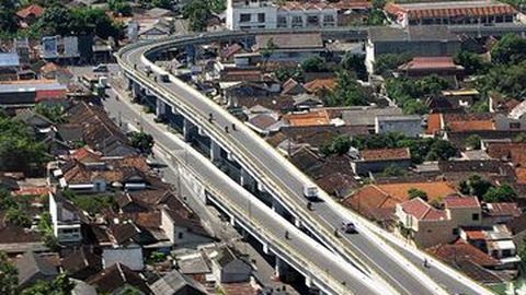Polisi Himbau Warga Tidak Hentikan Mobil di Jalan Layang
