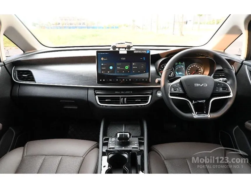 2025 BYD M6 Superior Captain 6 Seater MPV