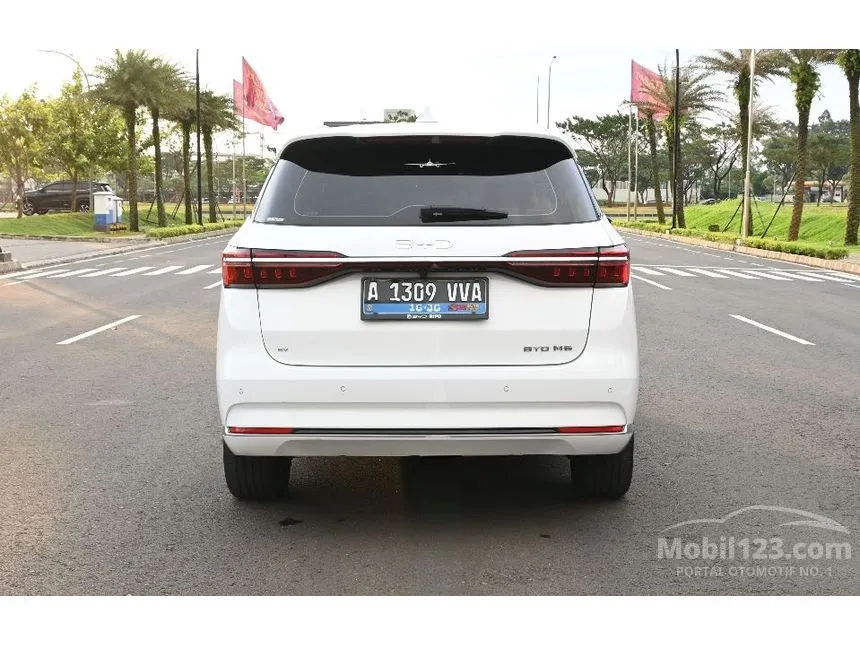 2025 BYD M6 Superior Captain 6 Seater MPV