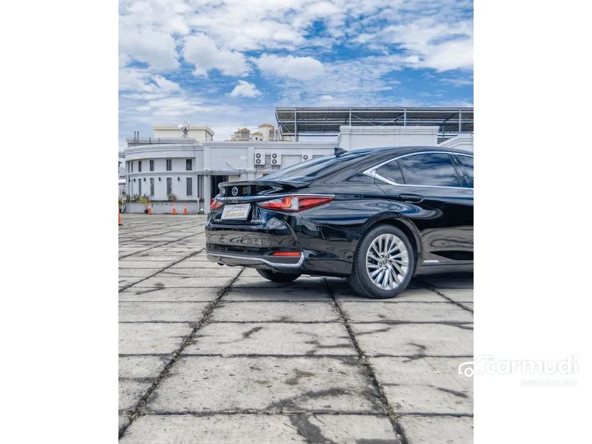 2021 Lexus ES 300h Ultra Luxury Sedan