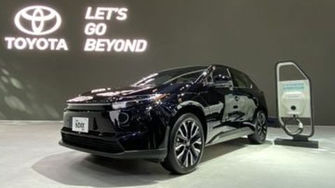 Intip Mobil Listrik Toyota bZ4X Lokal, SUV Futuristik yang Akan Meramaikan GJAW 2025