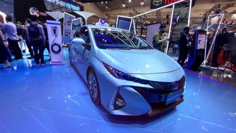 Setelah Mobil Listrik China & Amerika, Toyota Prius PHEV Jadi Taksi Blue Bird