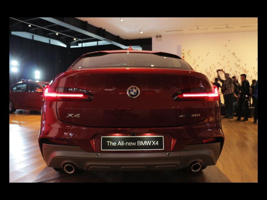 Sisi Dinamis dan Maskulin All-new BMW X4 4
