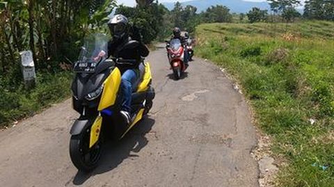Komunitas Jurnalis Ini Jajal Oli Motul untuk Skutik ke Curug Cipamingkis
