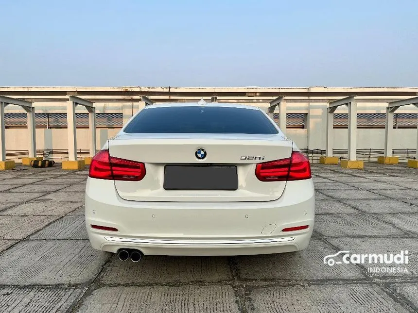 2018 BMW 320i Luxury Sedan