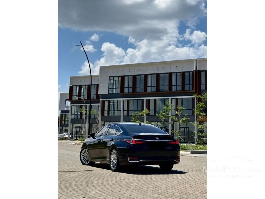 2021 Lexus ES 300h Ultra Luxury Sedan