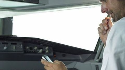 Tidak Hanya Pengendara, HP juga Berbahaya untuk Pilot