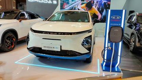 Sehabis Coba, Airlangga Hartarto Langsung Pesan 12 Unit Chery Omoda E5