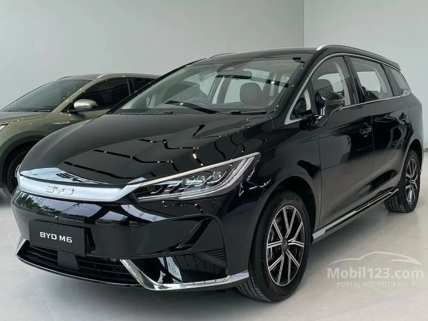 2026 BYD M6 Superior Captain 6 Seater MPV