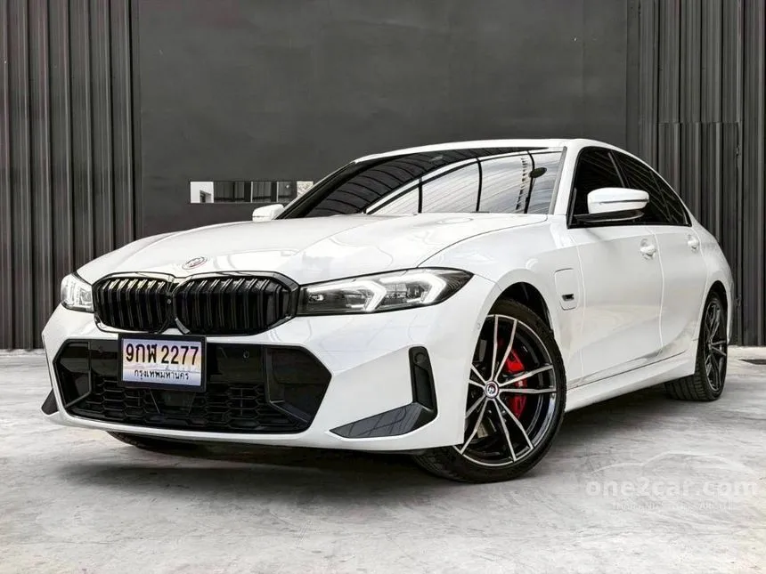 2022 BMW 330e M Sport Sedan