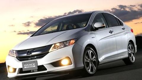Toyota Altis 2011: Sebuah Studi Kasus Sedan Kelas Menengah