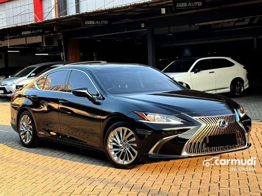 2021 Lexus ES300h Ultra Luxury Sedan