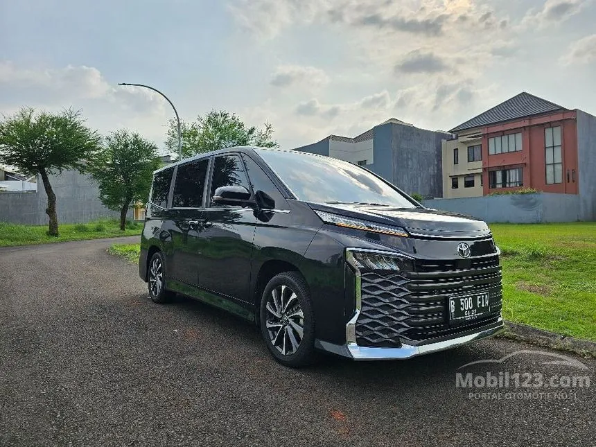 Jual Mobil Toyota Voxy 2022 2.0 di Banten Automatic Wagon Hitam Rp 475.000.000