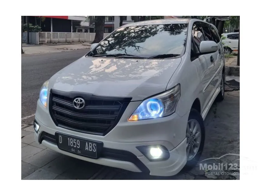 Jual Mobil Toyota Kijang Innova 2014 V Luxury 2.0 di Jawa Barat Automatic MPV Putih Rp 215.000.000