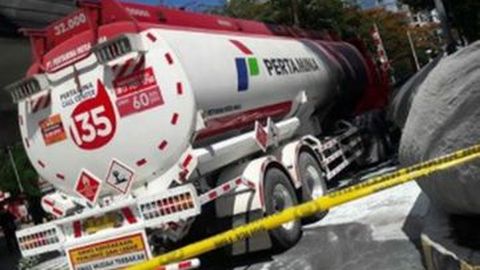 Mobil Pengangkut BBM Terbakar di SPBU Pertamina MT Haryono
