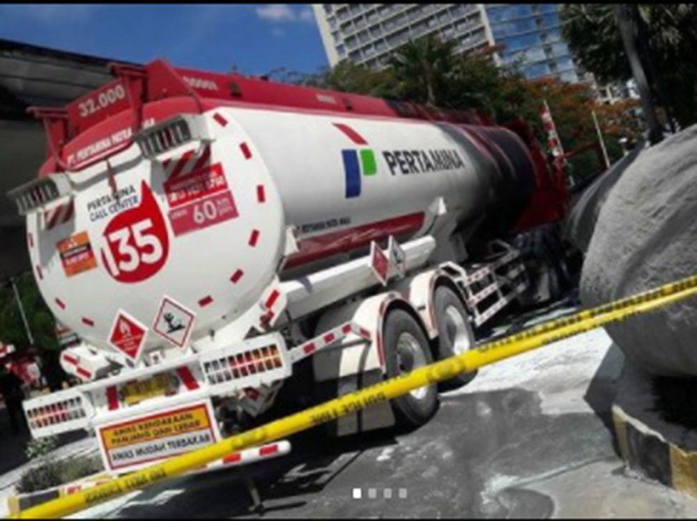 Mobil Pengangkut BBM Terbakar di SPBU Pertamina MT Haryono