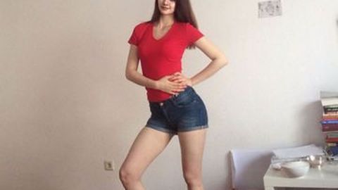 Wanita Cantik Ini Lakukan Apapun Demi Miliki Mobil