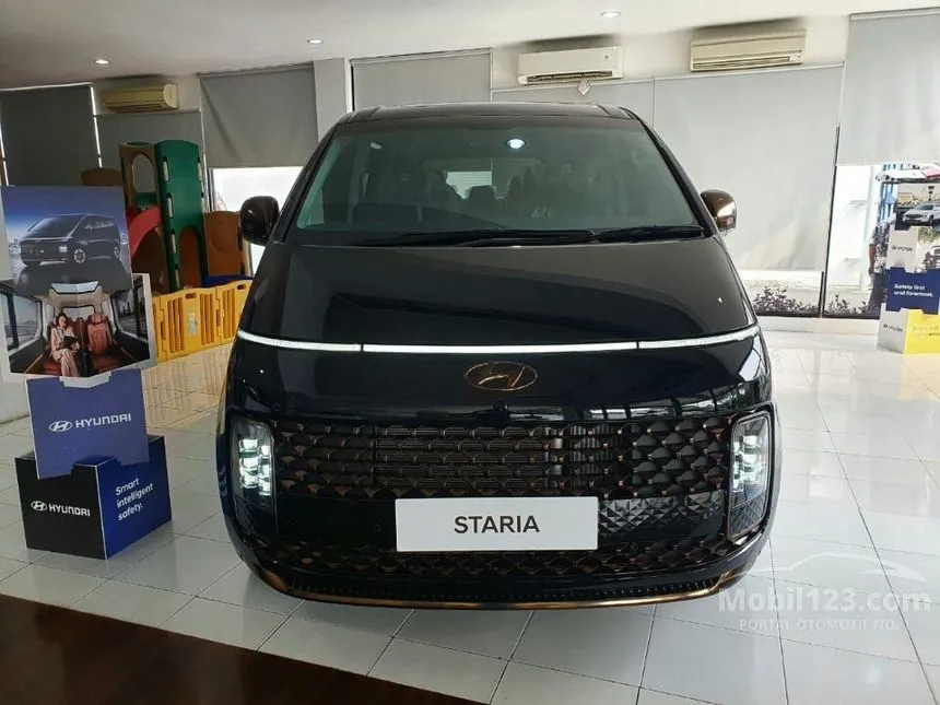 Jual Mobil Hyundai Staria 2023 Signature 7 2.2 di DKI Jakarta Automatic Wagon Hitam Rp 1.045.000.000