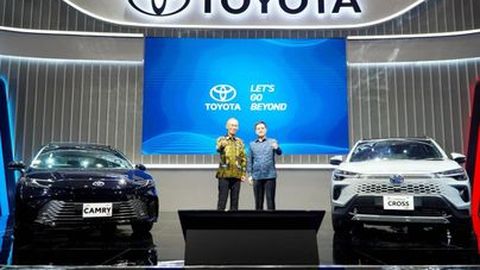 Toyota Luncurkan Camry HEV dan Corolla Cross HEV di IIMS 2025, Perkuat Segmen Elektrifikasi