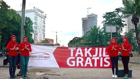 Pengendara Jakarta Nikmati Ribuan Takjil Gratis dari Mobil123