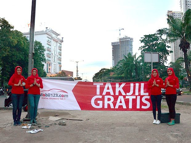 Pengendara Jakarta Nikmati Ribuan Takjil Gratis dari Mobil123
