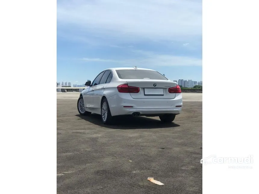 2018 BMW 320i Luxury Sedan