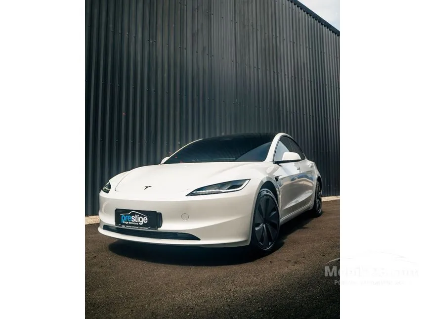Jual Mobil Tesla Model 3 2024 Standard Range Highland di DKI Jakarta Automatic Sedan Putih Rp 1.550.000.000