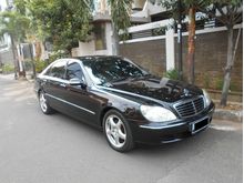 2004 Mercedes-Benz S280 2.8 W220 Sedan LONG ATPM Facelift S 350L Velg Originil Km 88 rb Pakai Pribadi TV Camera Mundur Hitam