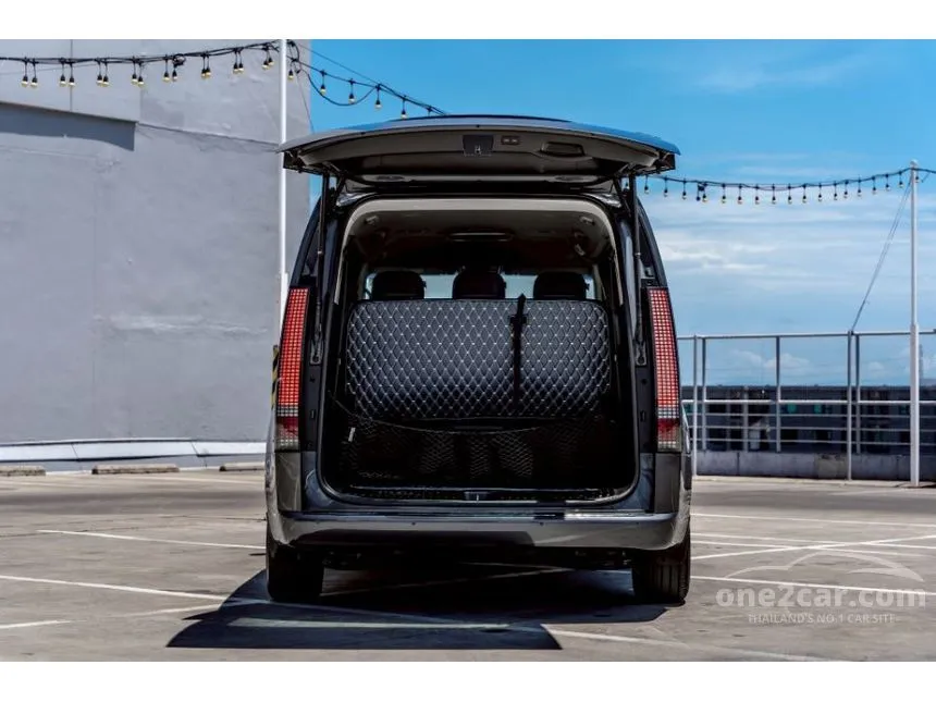 2022 Hyundai Staria SEL Van